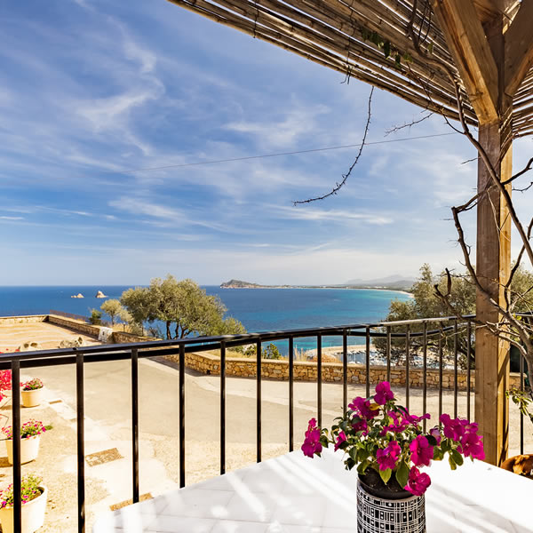 Fantastico il personale e la vista mozzafiato dalla nostra camera con balcone. Presente wi-fi, veloce e stabile. Ottima la colazione e la pulizia della struttura. Accesso al sentiero di Pedralonga facente parte del selvaggio blu, di fronte al parcheggio dello stabile. A mio avviso, necessaria la macchina per potersi spostare nella zona, considerate le strade ripide. Spero di poterci tornare quanto prima!!!
